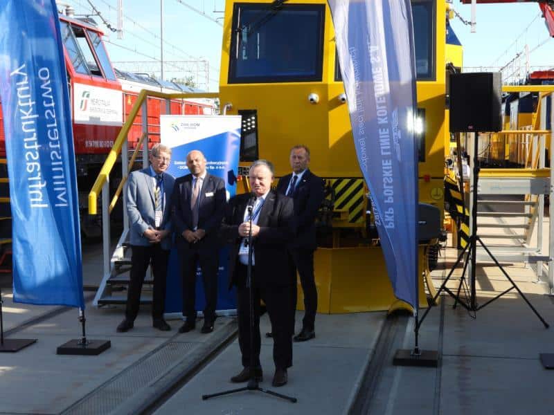 Nowoczesna profilarka dystrybuującą Plasser Ballast Express L z trzema transporterami materiałów sypkich MFS-120 S.C. odebrana 4 Dscn1705a