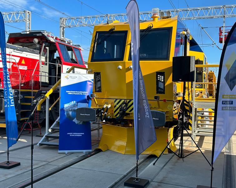 Nowoczesna profilarka dystrybuującą Plasser Ballast Express L  z trzema transporterami materiałów sypkich MFS-120 S.C. odebrana