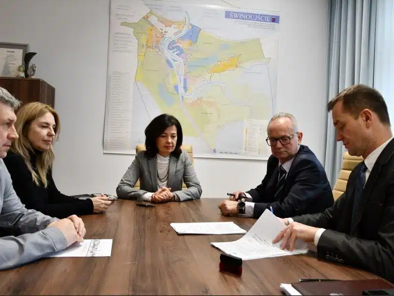 Umowa na realizację zadania „Budowa przejścia podziemnego pod linią kolejową nr 401 w Świnoujściu- Łunowie” na rzecz Miasta Świnoujście podpisana! 3 Z095059