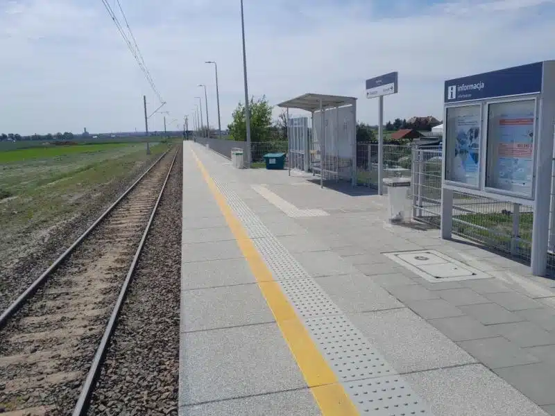 Zakończono modernizację i odebrano bezusterkowo perony w Obrze Starej i Bożacinie na linii kolejowej numer 281 2 Boacin