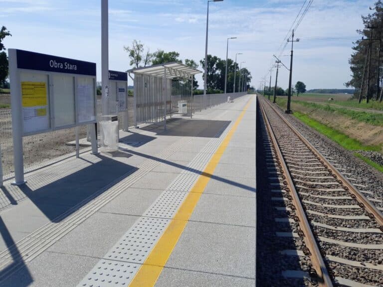 Zakończono modernizację i odebrano bezusterkowo perony w Obrze Starej i Bożacinie na linii kolejowej numer 281